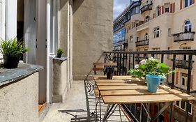 Akacfa 7 Two Bedroom Central Apartment